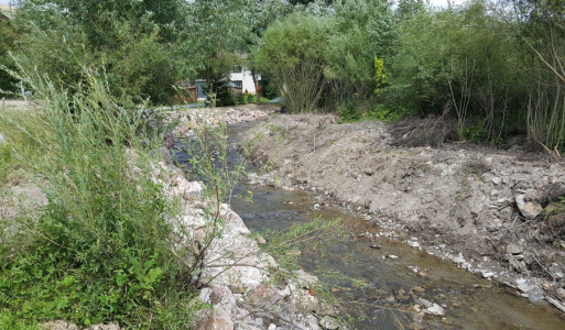 Prečistenie koryta potoka a spevnenie brehov ohrozených zosuvom  