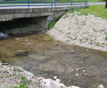 Prečistenie koryta potoka a spevnenie brehov ohrozených zosuvom 