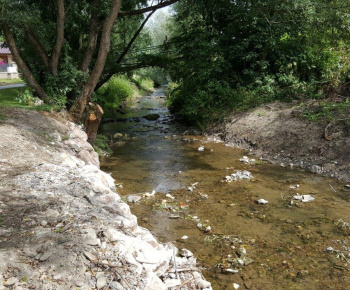 Prečistenie koryta potoka a spevnenie brehov ohrozených zosuvom 