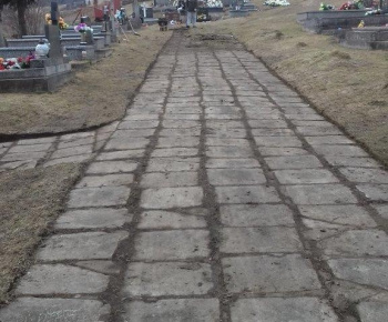 Čistenie chodníka na novom cintoríne 