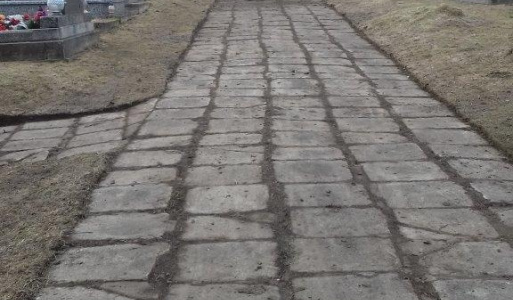 Čistenie chodníka na novom cintoríne  