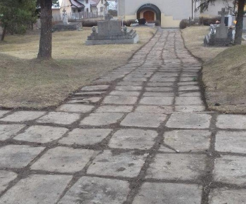 Čistenie chodníka na novom cintoríne 