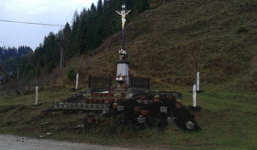 Obnovený sv. kríž medzi skalami smerom na horu Zvir 