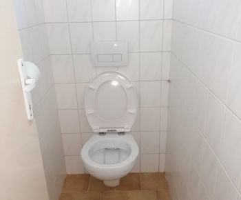 Aktuality / Projekt - Oprava časti vnútorných priestorov kultúrneho domu - toalety - foto