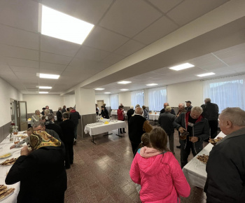 DIVADELNÉ PREDSTAVENIE “OSTALI HLUPÁKMI” PRI PRÍLEŽITOSTI MESIACA ÚCTY K STARŠÍM