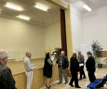 DIVADELNÉ PREDSTAVENIE “OSTALI HLUPÁKMI” PRI PRÍLEŽITOSTI MESIACA ÚCTY K STARŠÍM