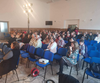 DIVADELNÉ PREDSTAVENIE “OSTALI HLUPÁKMI” PRI PRÍLEŽITOSTI MESIACA ÚCTY K STARŠÍM
