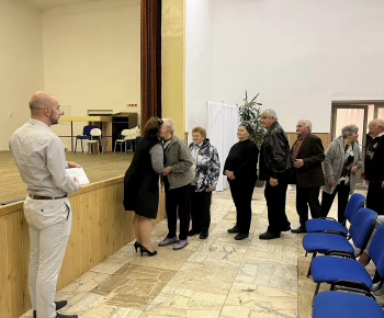 DIVADELNÉ PREDSTAVENIE “OSTALI HLUPÁKMI” PRI PRÍLEŽITOSTI MESIACA ÚCTY K STARŠÍM