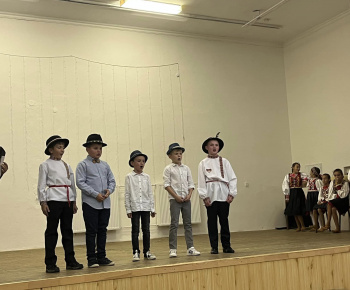 DIVADELNÉ PREDSTAVENIE “OSTALI HLUPÁKMI” PRI PRÍLEŽITOSTI MESIACA ÚCTY K STARŠÍM
