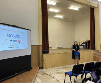DIVADELNÉ PREDSTAVENIE “OSTALI HLUPÁKMI” PRI PRÍLEŽITOSTI MESIACA ÚCTY K STARŠÍM