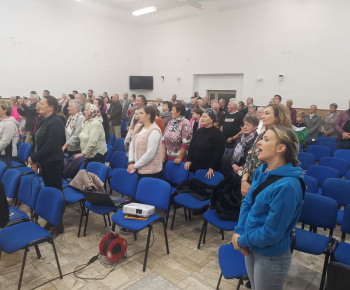 DIVADELNÉ PREDSTAVENIE “OSTALI HLUPÁKMI” PRI PRÍLEŽITOSTI MESIACA ÚCTY K STARŠÍM