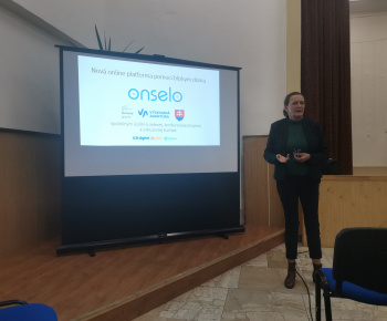 DIVADELNÉ PREDSTAVENIE “OSTALI HLUPÁKMI” PRI PRÍLEŽITOSTI MESIACA ÚCTY K STARŠÍM